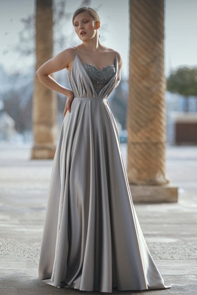 Sin tirantes, escote en V, tela de raso de seda, vestido de noche de línea A con detalle de encaje