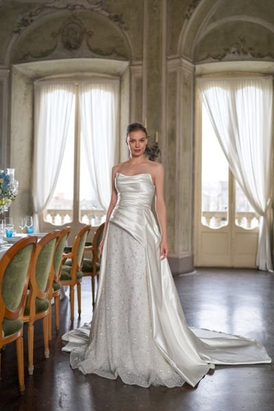 Vestido de novia de corte entallado, con cola de tafetán drapeada y cuello sin tirantes