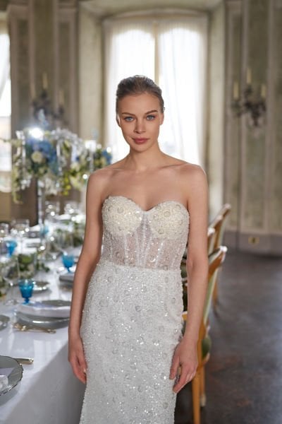 Vestido de novia de corte entallado, con cola de tafetán drapeada y cuello sin tirantes
