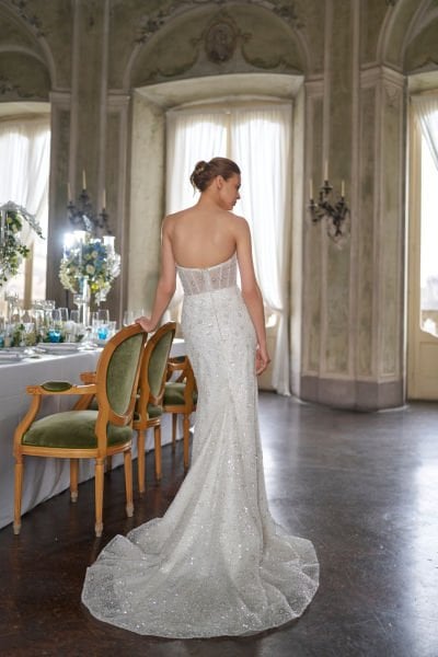 Vestido de novia de corte entallado, con cola de tafetán drapeada y cuello sin tirantes