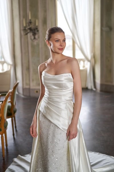 Vestido de novia de corte entallado, con cola de tafetán drapeada y cuello sin tirantes