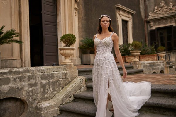 İncilerle Süslemeli dantelli, M yaka, Derin Yırtmaçlı, Sırt dekolteli Gelinlik Modeli
