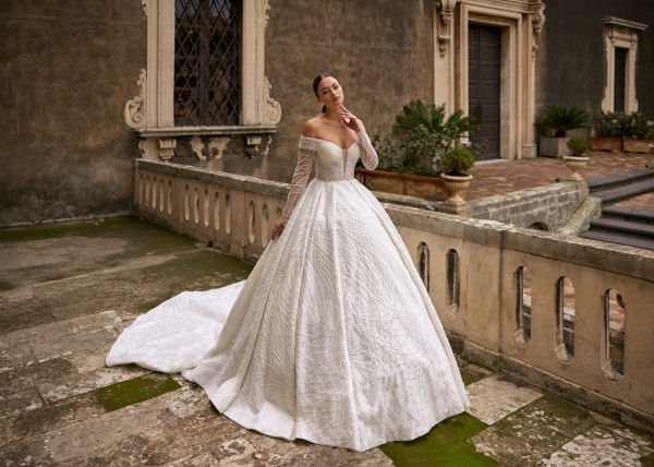 Princess cut wedding dress model with special bead embroidery on tulle, madonna neckline and tail