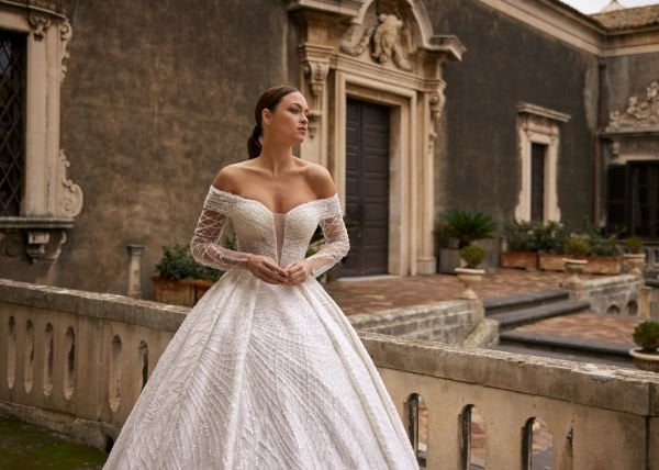 Princess cut wedding dress model with special bead embroidery on tulle, madonna neckline and tail