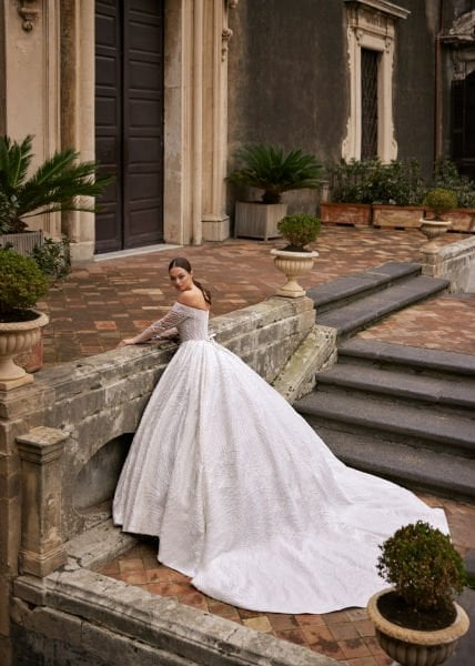 Princess cut wedding dress model with special bead embroidery on tulle, madonna neckline and tail