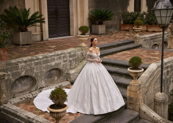 Princess cut wedding dress model with special bead embroidery on tulle, madonna neckline and tail