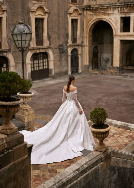 Princess cut wedding dress model with special bead embroidery on tulle, madonna neckline and tail