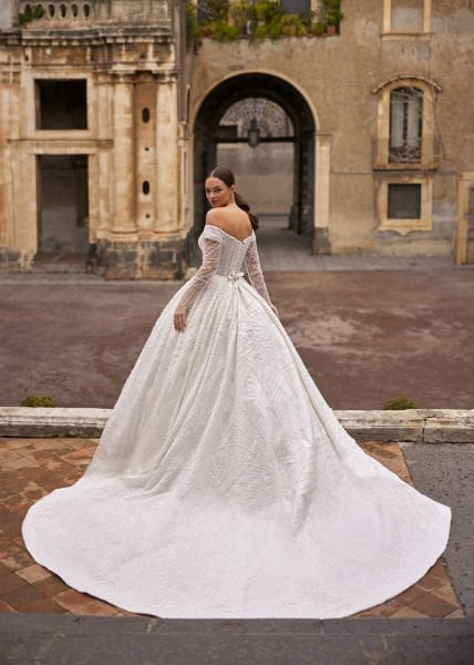 Princess cut wedding dress model with special bead embroidery on tulle, madonna neckline and tail