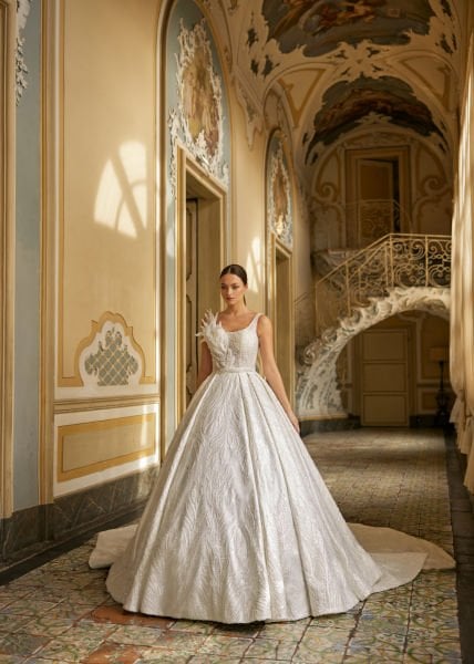Semitransparente, escote cuadrado, tirantes gruesos, bordados de pedrería y pedrería de cristal, cola larga, Un modelo de vestido de novia hinchado.