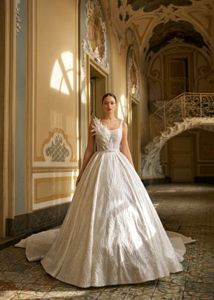 Semitransparente, escote cuadrado, tirantes gruesos, bordados de pedrería y pedrería de cristal, cola larga, Un modelo de vestido de novia hinchado.