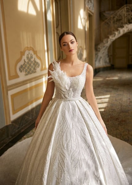 Semitransparente, escote cuadrado, tirantes gruesos, bordados de pedrería y pedrería de cristal, cola larga, Un modelo de vestido de novia hinchado.