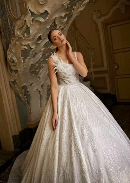 Semitransparente, escote cuadrado, tirantes gruesos, bordados de pedrería y pedrería de cristal, cola larga, Un modelo de vestido de novia hinchado.