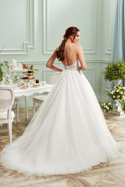 Полупрозрачное свадебное платье с веревочными бретельками, блестящей юбкой с оборками, особой фатой и кружевной вышивкой