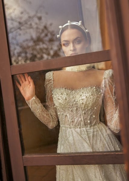 Hakim yaka, tamamen el işlemeli, inci süslemeli,  helen kesim gelinlik modeli