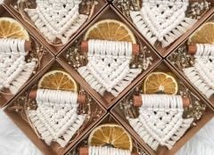 100 Adet Kutulu Mağnetli Portakallı Tarçın Çubuklu Mıknatıslı Makrome Anahtarlık Söz Nişan Kına Nikah Şekeri