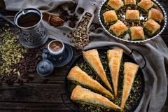 BAKLAVA VE KAHVE İÇEREN RESTORAN DUVAR POSTERİ