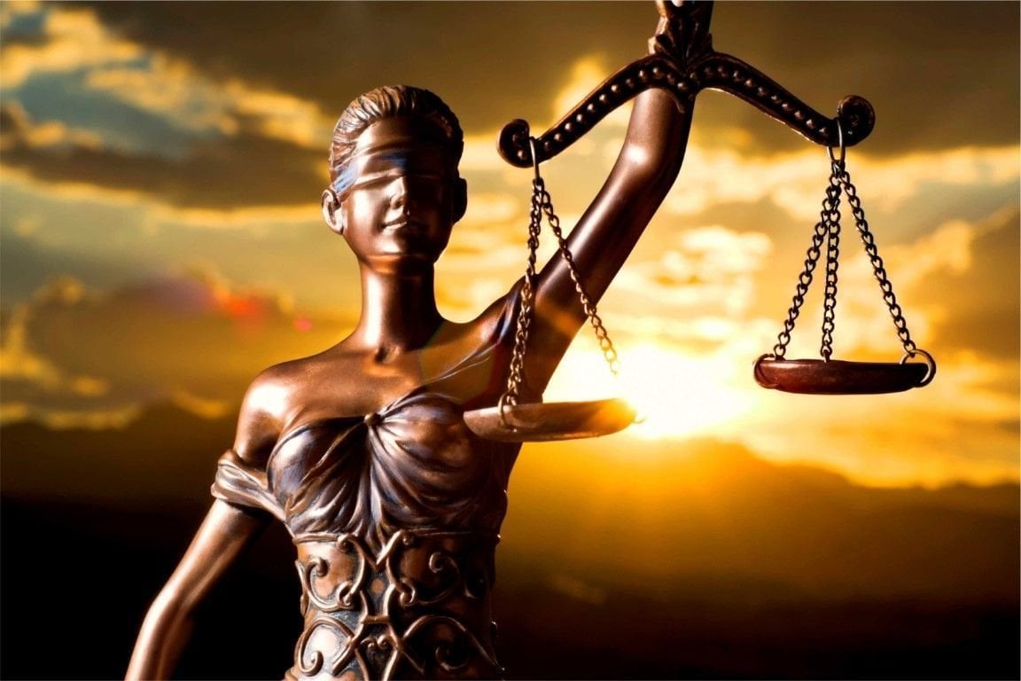 TERAZİ TUTAN KADIN HEYKELİ DUVAR POSTERİ