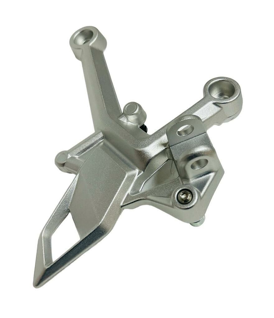 CF Moto NK 250 Sağ Sürücü Ayaklığı Braketi Orjinal (6KM0-140200-10000)