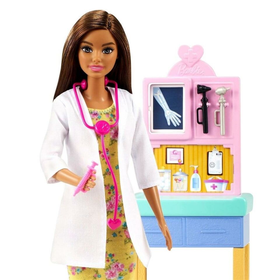 Barbie ve Meslekleri Çocuk Doktoru Oyun Seti Kahverengi Saçlı DDHB63-GTN52