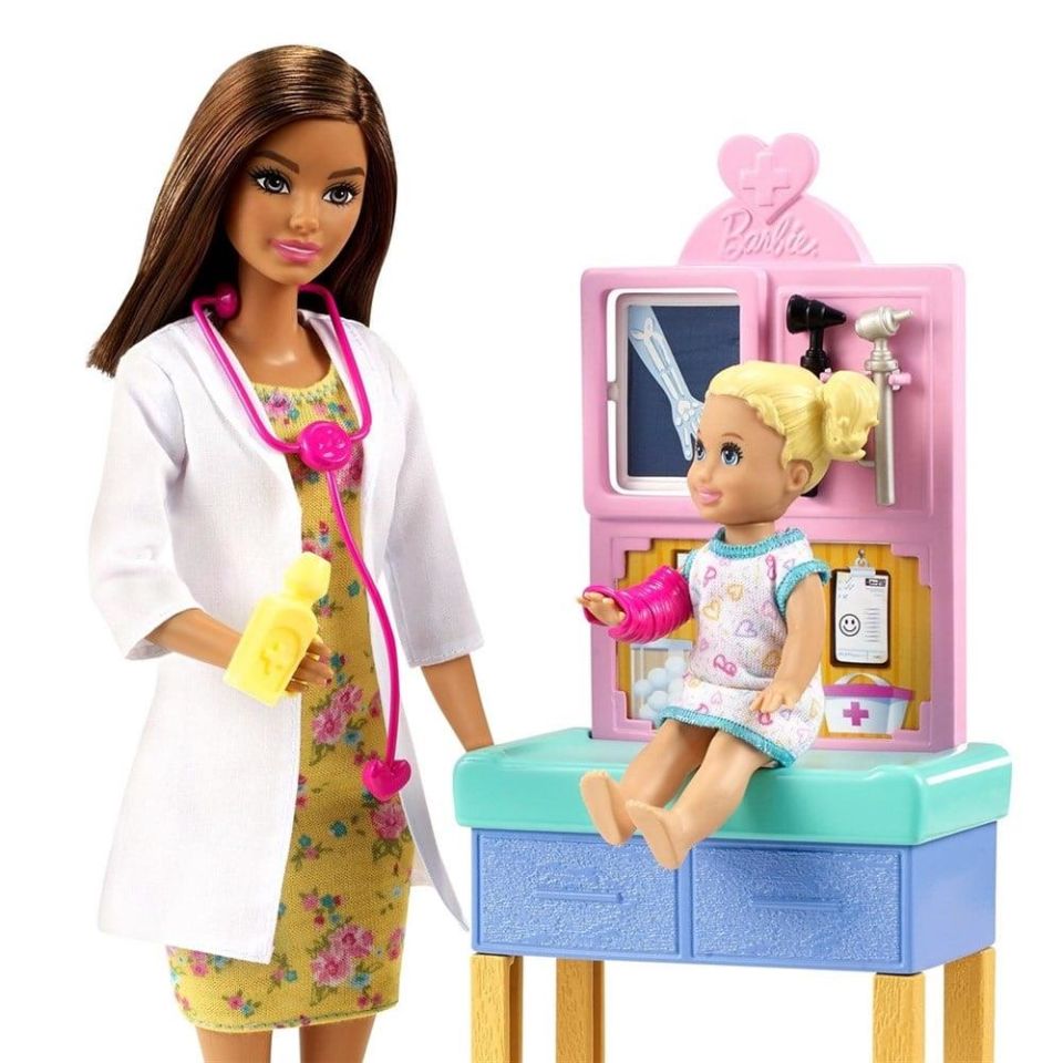 Barbie ve Meslekleri Çocuk Doktoru Oyun Seti Kahverengi Saçlı DDHB63-GTN52