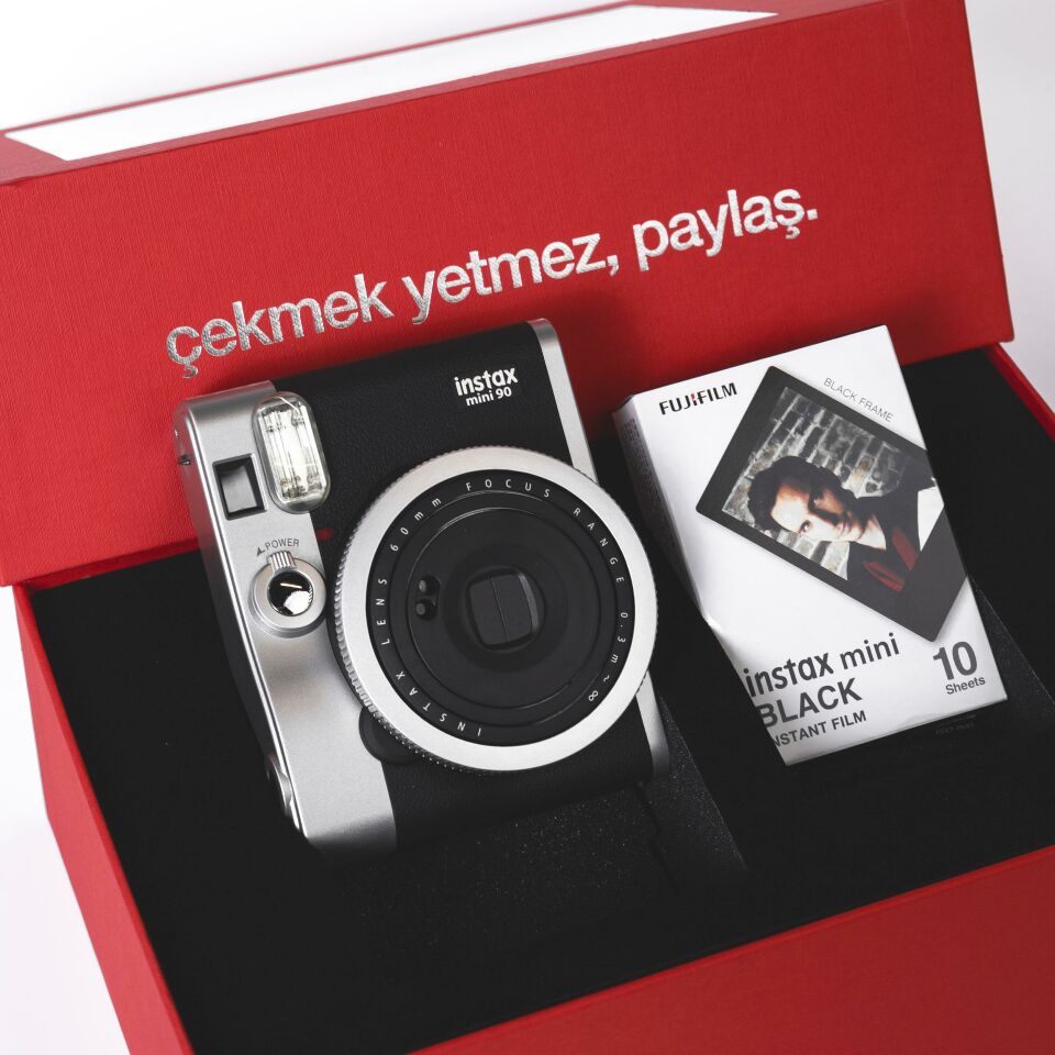 Instax Neo 90 Classic Siyah Fotoğraf Makinesi Kırmızı Special Box