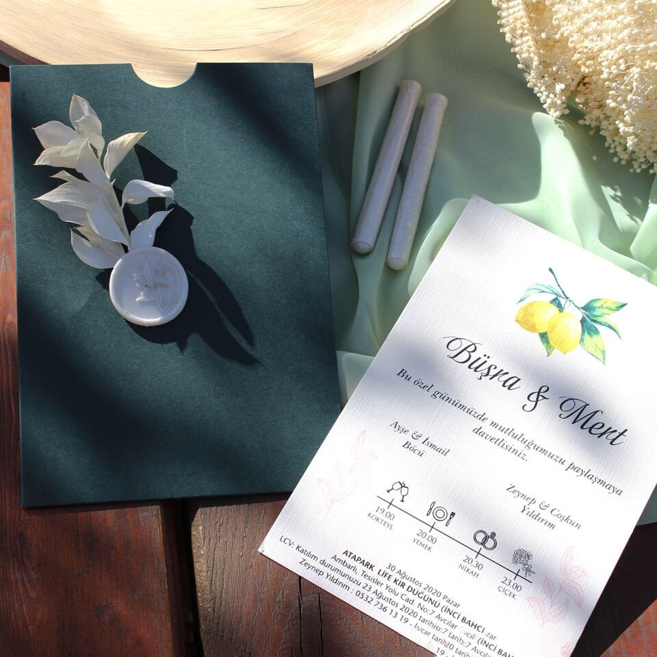 Yeşil Zarf Davetiye Beyaz Mühür & Çiçek Süslemeli