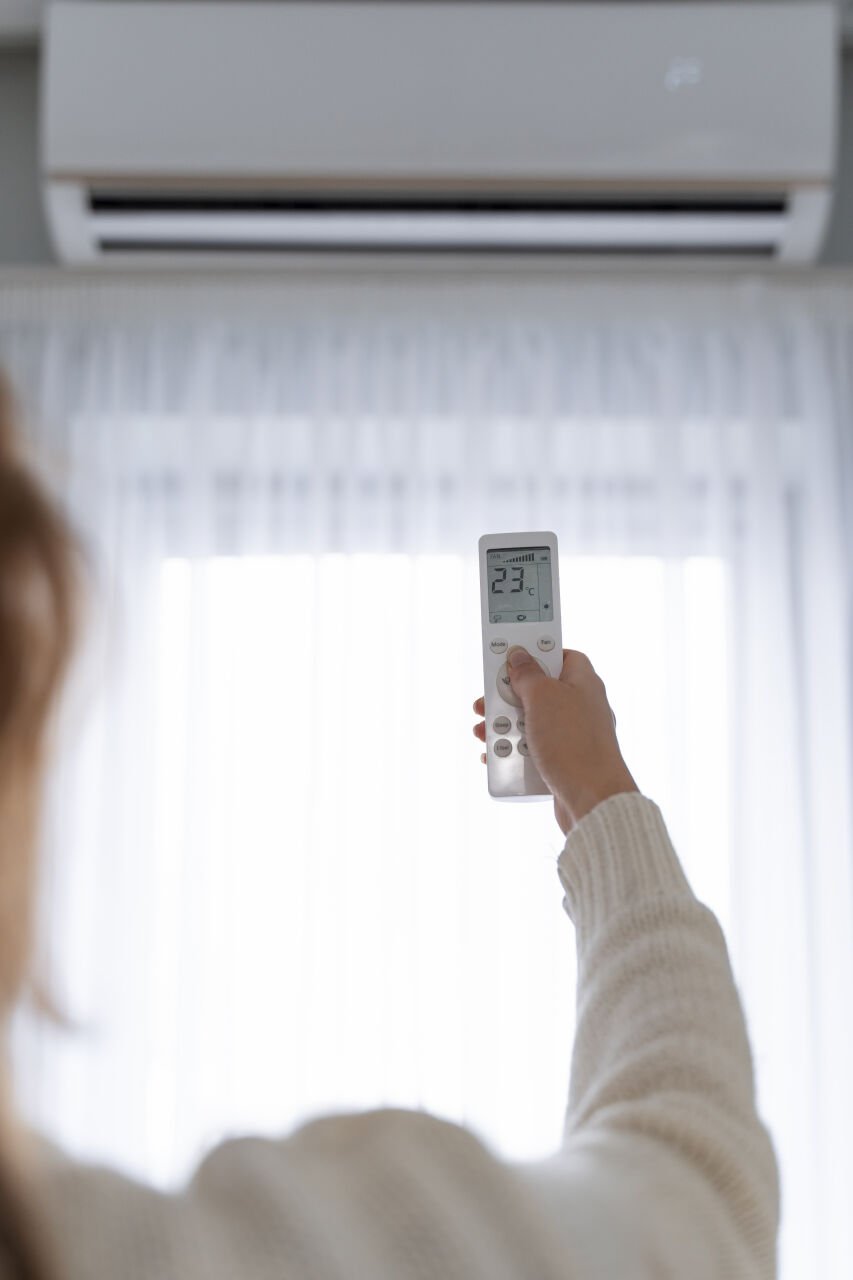 Klima kullanımı, yaz aylarının bunaltıcı sıcaklarında ve kış aylarının soğuk günlerinde hayat kurtarıcı olabiliyor. Ancak, klimaları verimli ve güvenli bir şekilde kullanmak için dikkat edilmesi gereken bazı önemli noktalar var. Bu blog yazısında, klima kullanırken dikkat edilmesi gereken hususları detaylı bir şekilde ele alacağız.