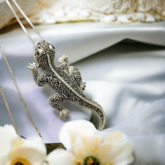 Kertenkele Model Markiz Taşlı Gümüş Kolye
