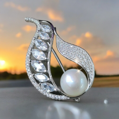 Hakiki İnci ve Swarovski Taşlı Altın Kaplamalı Gümüş Broş