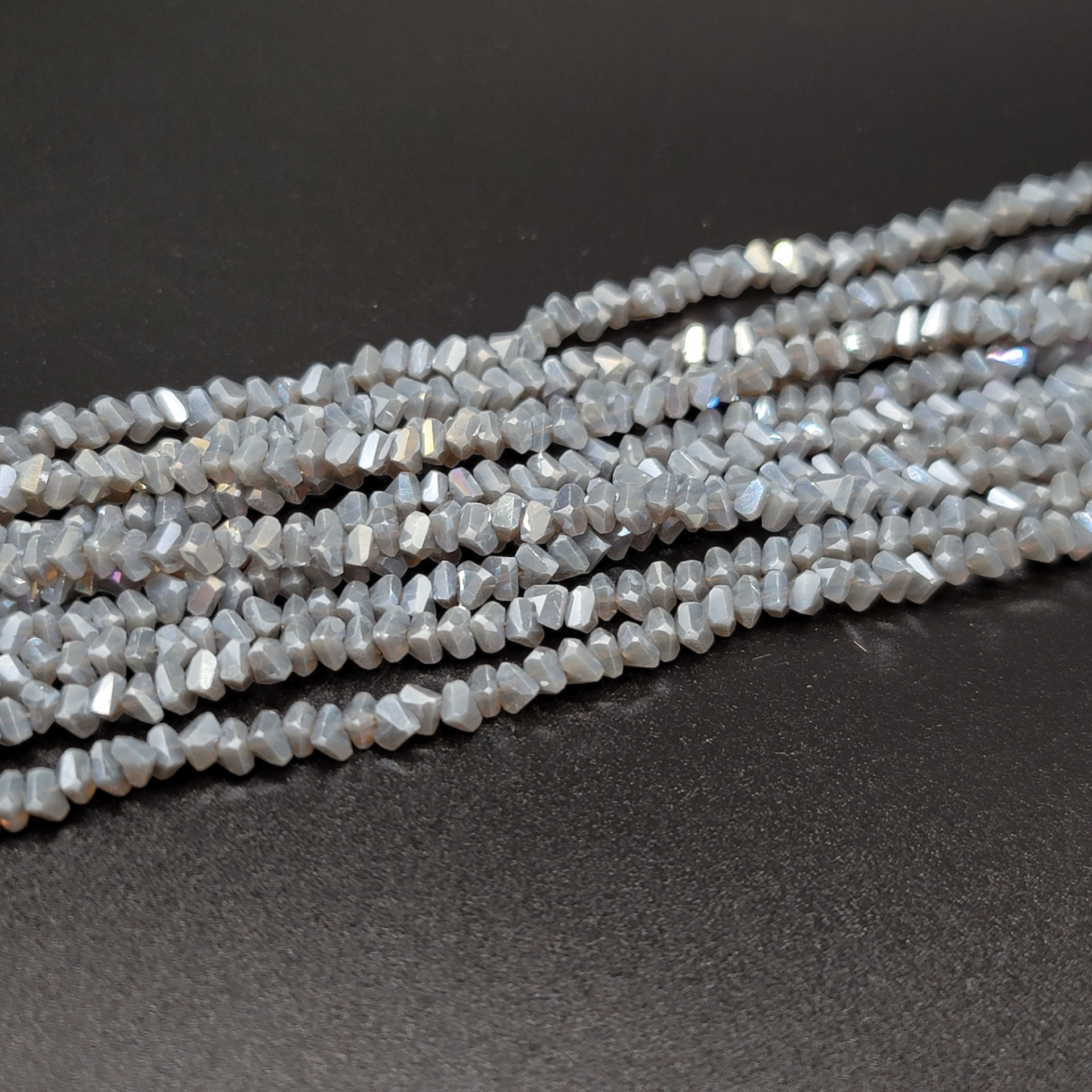 Üçgen Kristal 4MM Dizide 120 Adet Ortalama