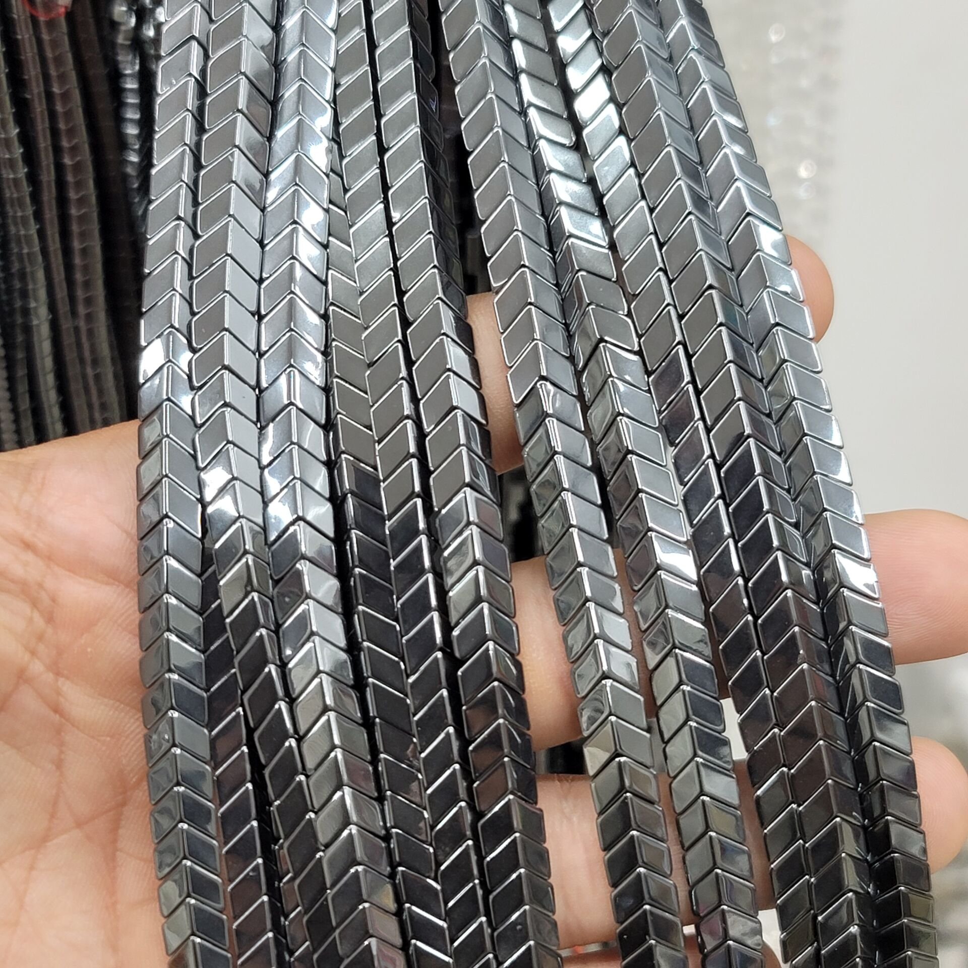 Hematit Taşı Dizide 88 Adet 40CM