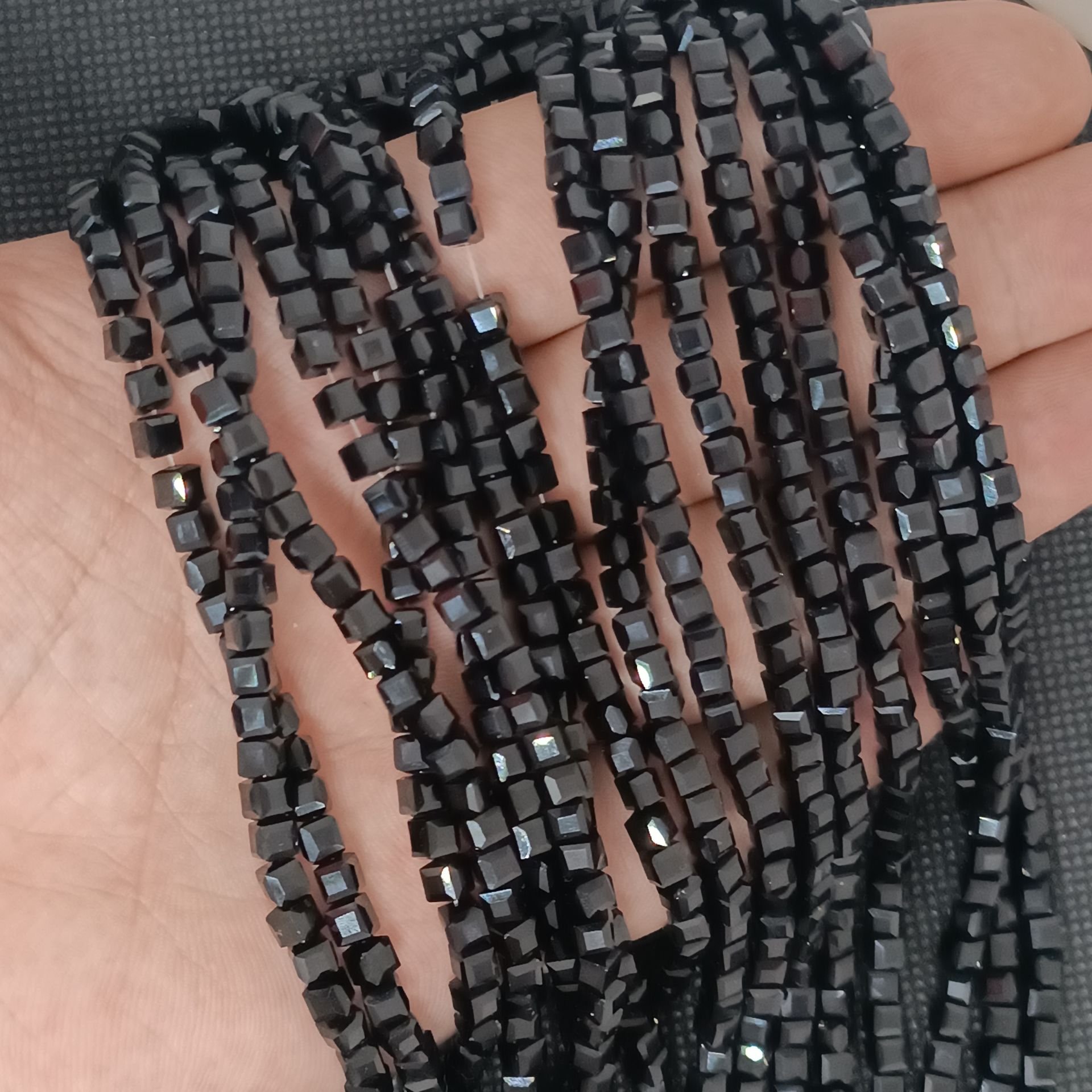 4MM Siyah Küp Kristal Dizide 100 Adet
