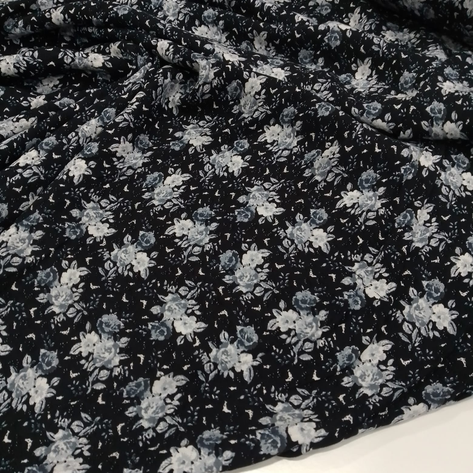 Batik Güller Viskon Kumaş