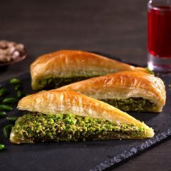 Antep Fıstıklı Havuç Dilim Baklava 2 KG Tepsi