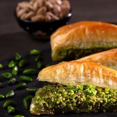 Antep Fıstıklı Havuç Dilim Baklava 1150 G Tepsi