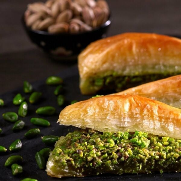 Antep Fıstıklı Havuç Dilim Baklava 2 KG Tepsi + Hızlı Kargo Ertesi Gün Teslim (İst.-Ank-İzmir)