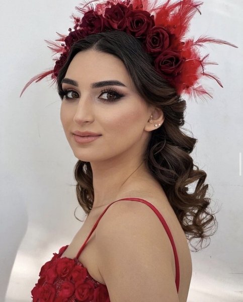GÜLLÜ TAÇ