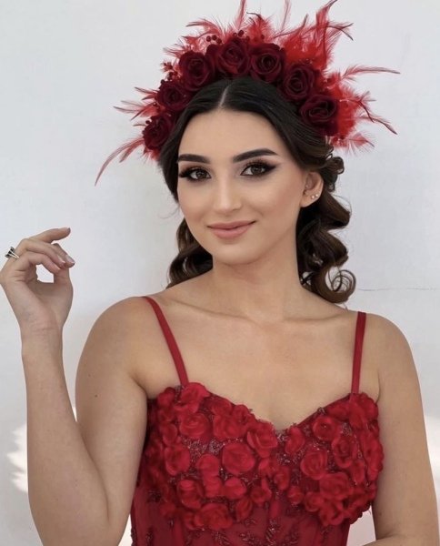 GÜLLÜ TAÇ