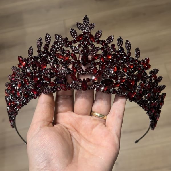 LULİA BORDO TAÇ