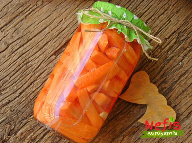 pickled carrots (havuç turşusu)