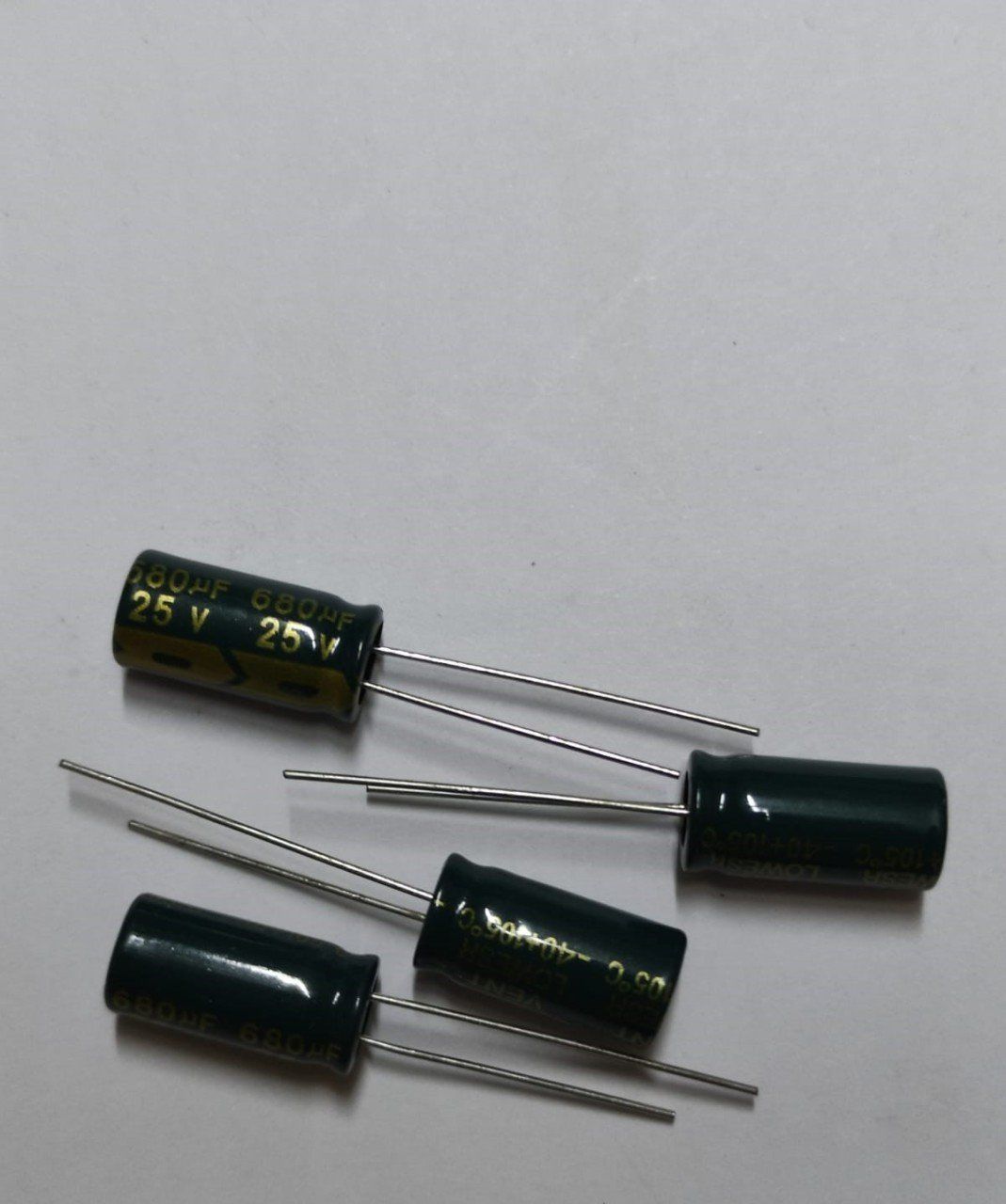 680UF 25V 105C 8X16   ELEKTROLİTİK ALÜMİNYUM KONDANSATÖR