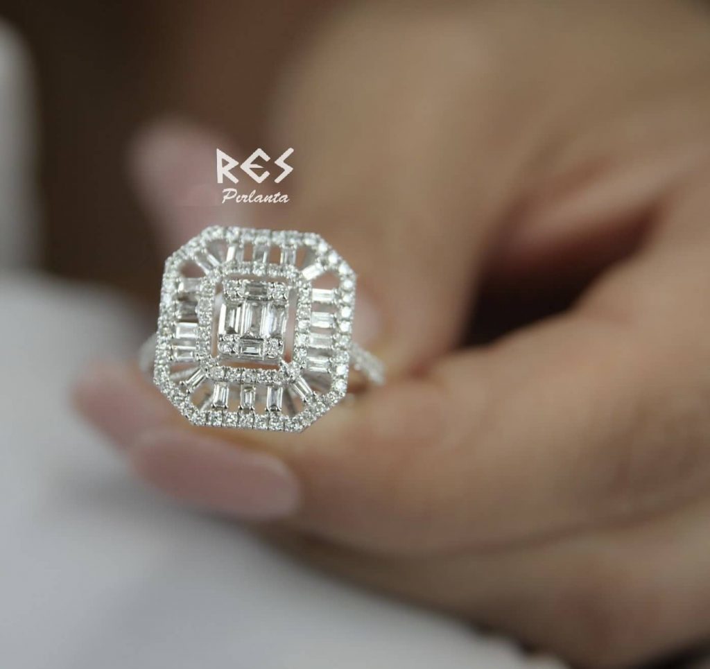1.04 KARAT PIRLANTA BAGET YÜZÜK
