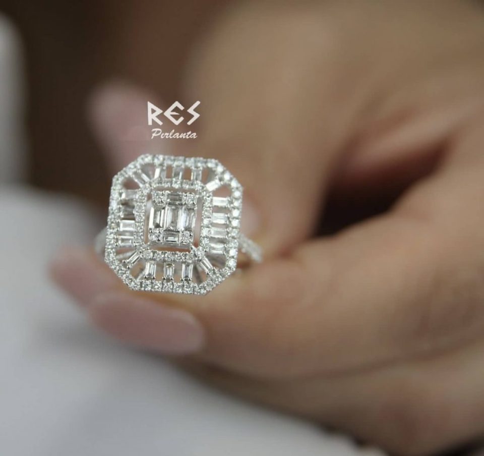 1.04 KARAT PIRLANTA BAGET YÜZÜK