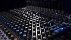 Soundcraft Signature 12 12 Kanal Efektli Analog Ses Mikseri