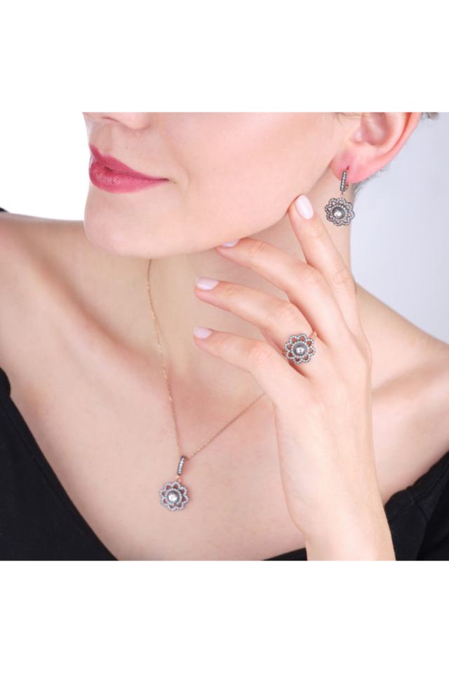 Diamond Mounted Flower Silver Women's Set