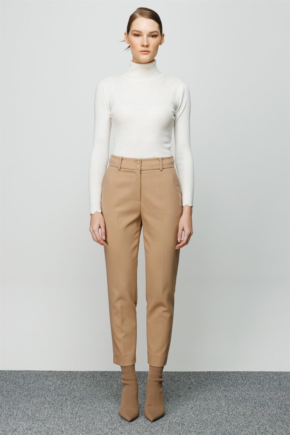 Ghisa Slit Trousers BEIGE