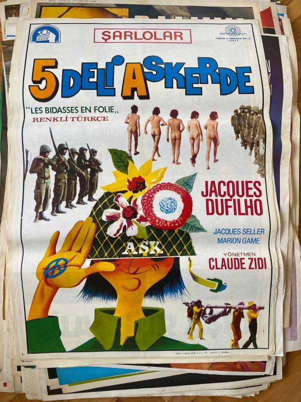 5 DELİ ASKERDE FİLMİNİN AFİŞİ OYNAYANLAR: JACQUES DUFILHO, JACQUES SELLER, MARION GAME YÖNETMEN: CLAUDE ZIDI