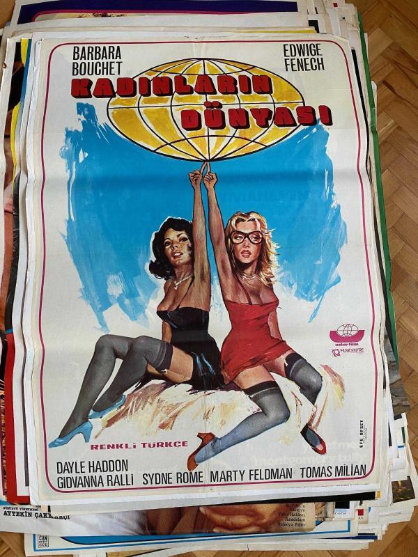 KADINLARIN DÜNYASI FİLMİNİN AFİŞİ OYNAYANLAR: BARBARA BUCHET, EDWIGE FENECH, DAYLE HADDON, SYDNE ROME
