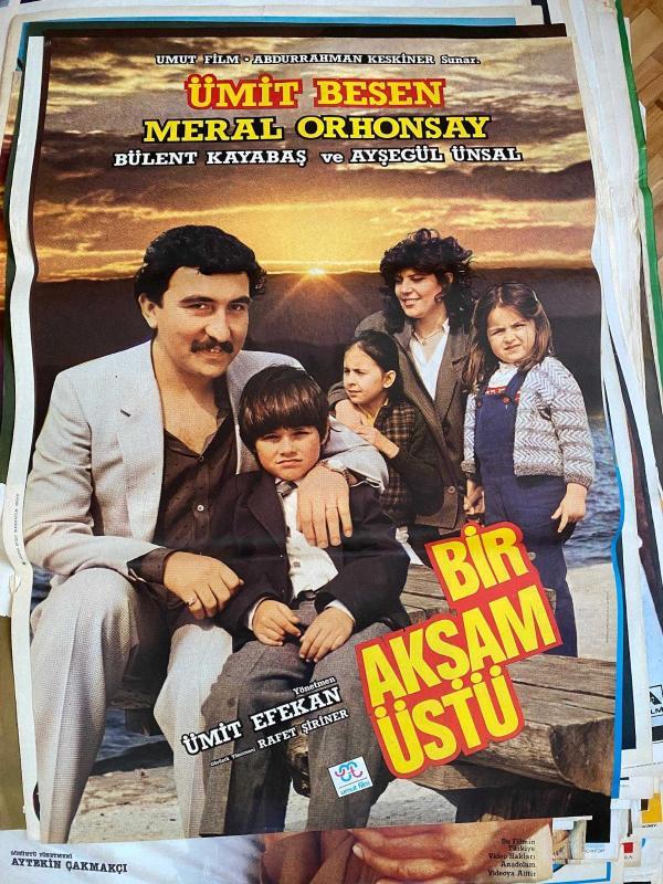 BİR AKŞAM ÜSTÜ FİLMİNİN AFİŞİ OYNAYANLAR: ÜMİT BESEN, MERAL ORHONSAY, BÜLENT KAYABAŞ, AYŞEGÜL ÜNSAL