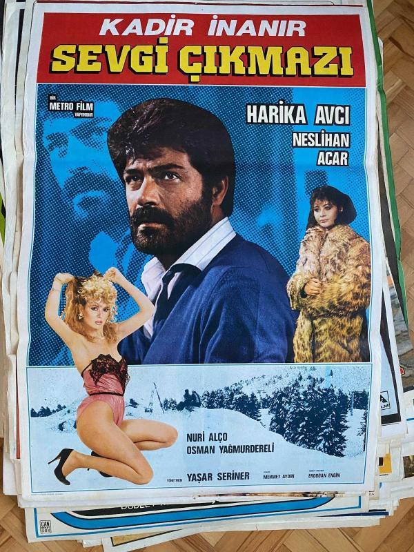 SEVGİ ÇIKMAZI FİLMİNİN AFİŞİ OYNAYANLAR: KADİR İNANIR, HARİKA AVCI, NESLİHAN ACAR